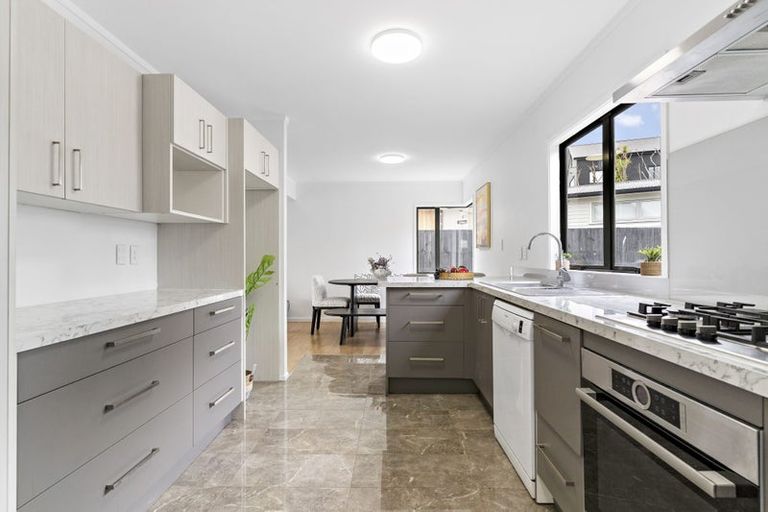 Photo of property in 2/9 Wharf Road, Te Atatu Peninsula, Auckland, 0610