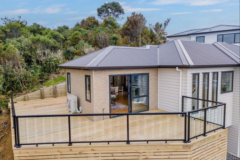 Photo of property in 14 Poto Road, Normandale, Lower Hutt, 5010