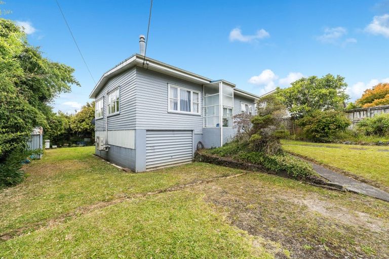 Photo of property in 64 Sylvan Crescent, Te Atatu South, Auckland, 0610