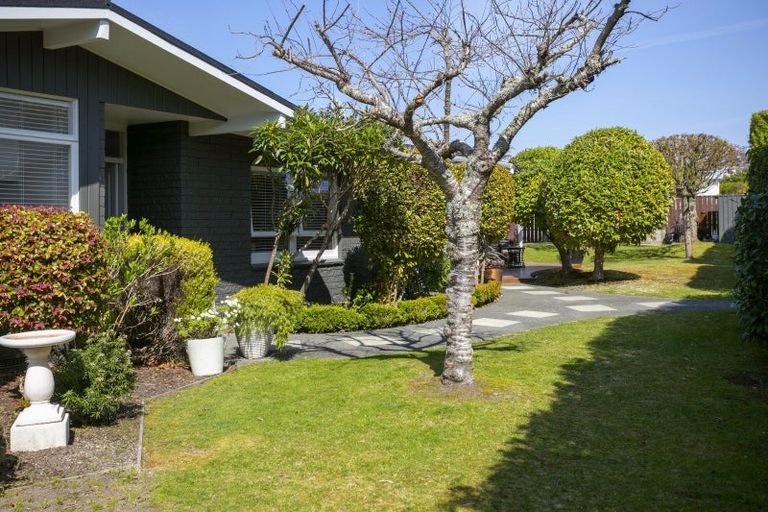 Photo of property in 1 Besley Place, Acacia Bay, Taupo, 3330