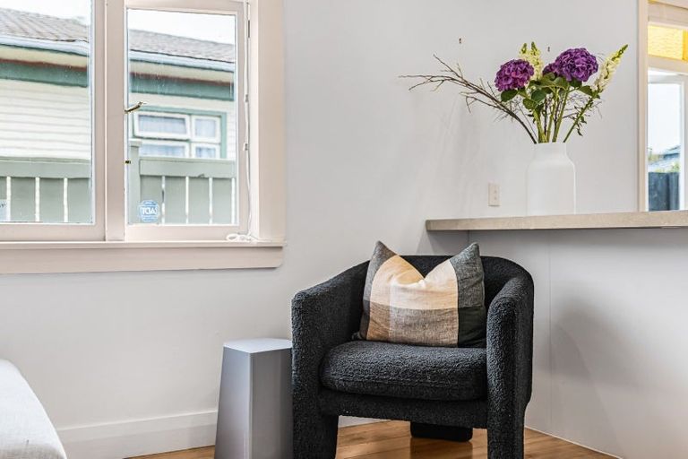 Photo of property in 2/42 Walmer Road, Point Chevalier, Auckland, 1022