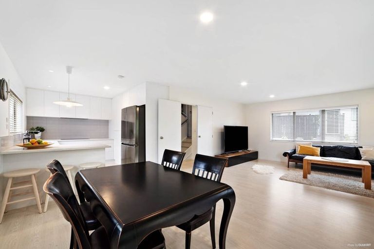 Photo of property in 626d Beach Road, Browns Bay, Auckland, 0630