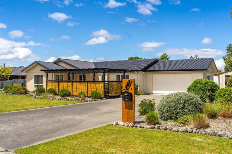 Photo of property in 2 Daffodil Grove, Carterton, 5713