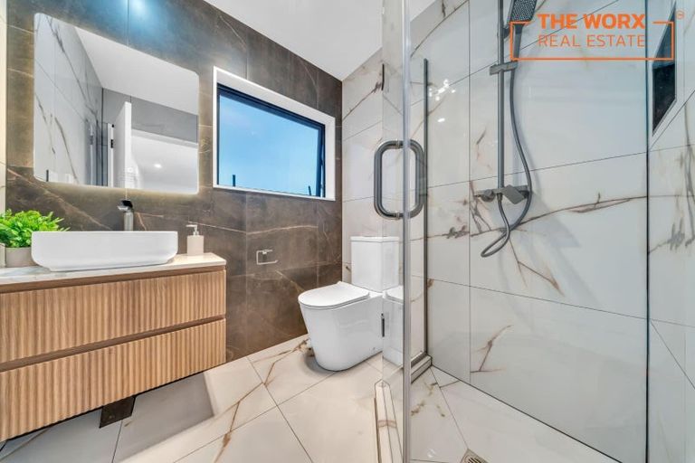 Photo of property in 106b Edgewater Drive, Pakuranga, Auckland, 2010