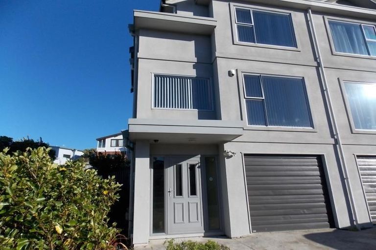 Photo of property in 81 Dress Circle, Newlands, Wellington, 6037