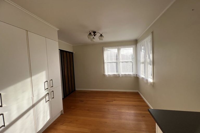 Photo of property in 9 Maunder Place, New Lynn, Auckland, 0600