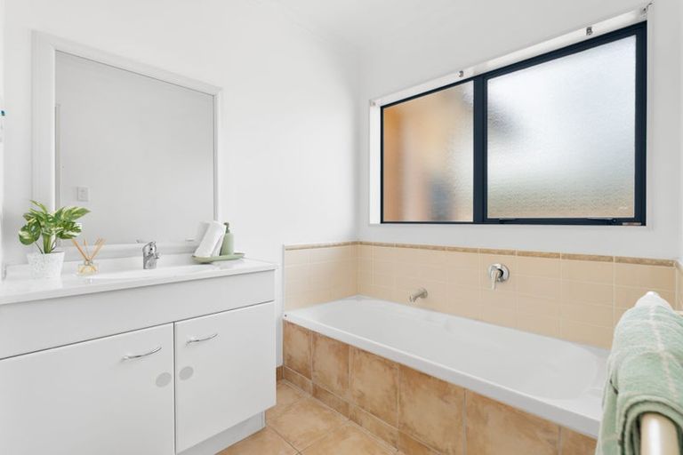 Photo of property in 13 Gerolds Place, Flat Bush, Auckland, 2019