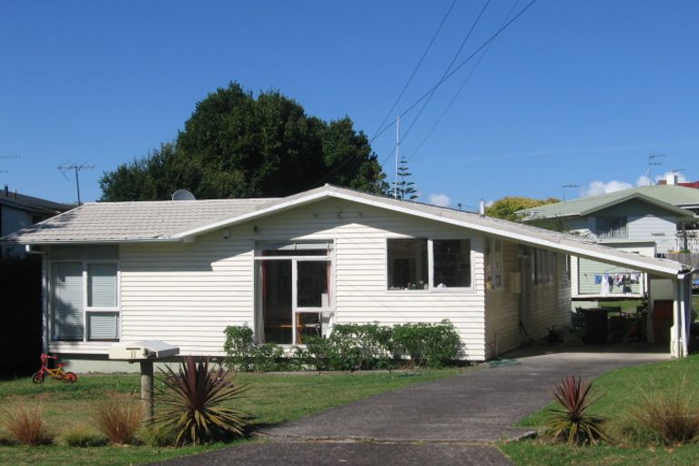Photo of property in 11 Rickards Place, New Lynn, Auckland, 0600