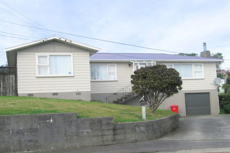 Photo of property in 25 Brooker Grove, Newlands, Wellington, 6037