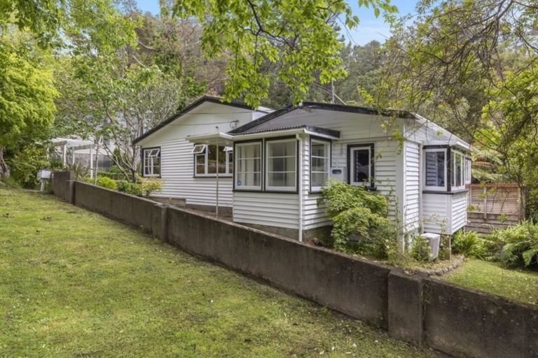 Photo of property in 560 Stokes Valley Road, Stokes Valley, Lower Hutt, 5019