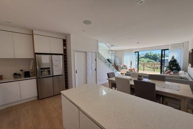 Photo of property in 905e East Coast Road, Northcross, Auckland, 0632