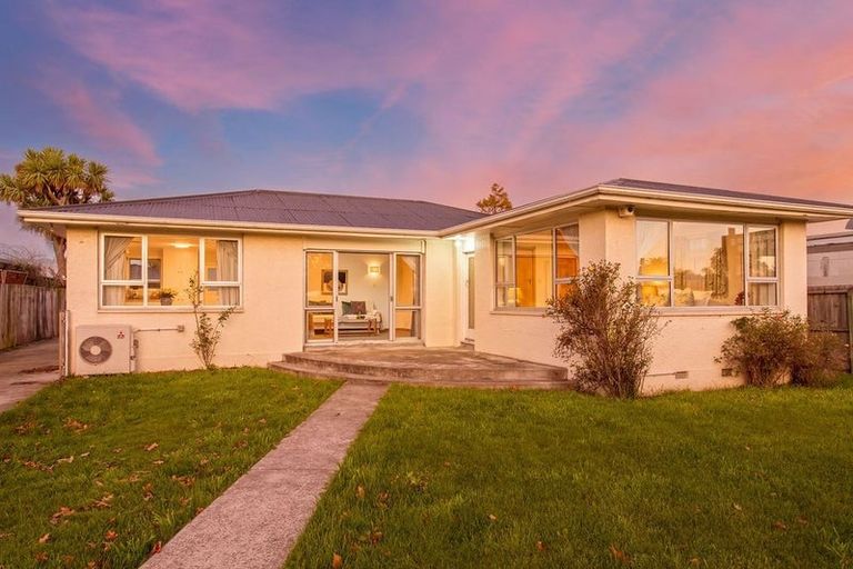 Photo of property in 292 Main North Road, Redwood, Christchurch, 8051