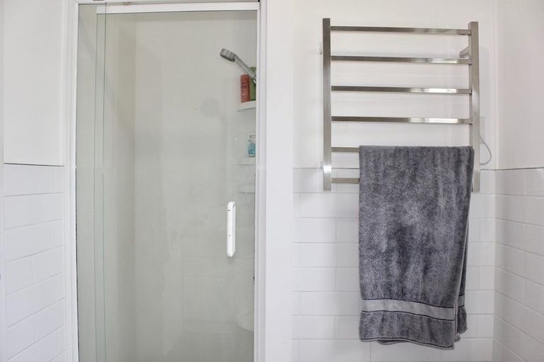 Photo of property in 58 Taipari Road, Te Atatu Peninsula, Auckland, 0610