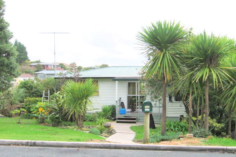Photo of property in 12 Pohutukawa Avenue, Red Beach, 0932