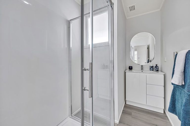 Photo of property in 2 Portadown Avenue, Pakuranga Heights, Auckland, 2010