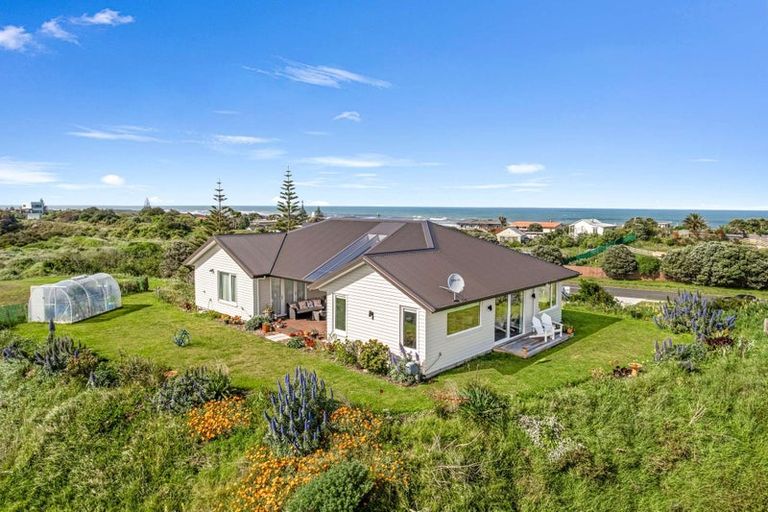 Photo of property in 12 Longbeach Drive, Castlecliff, Whanganui, 4501