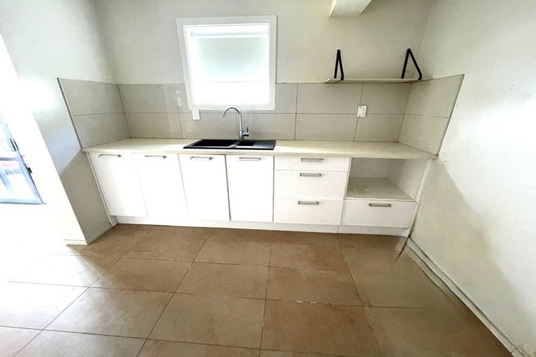 Photo of property in 100 Oakdale Road, Mount Roskill, Auckland, 1041