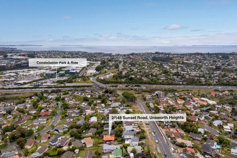 Photo of property in 2/148 Sunset Road, Unsworth Heights, Auckland, 0632