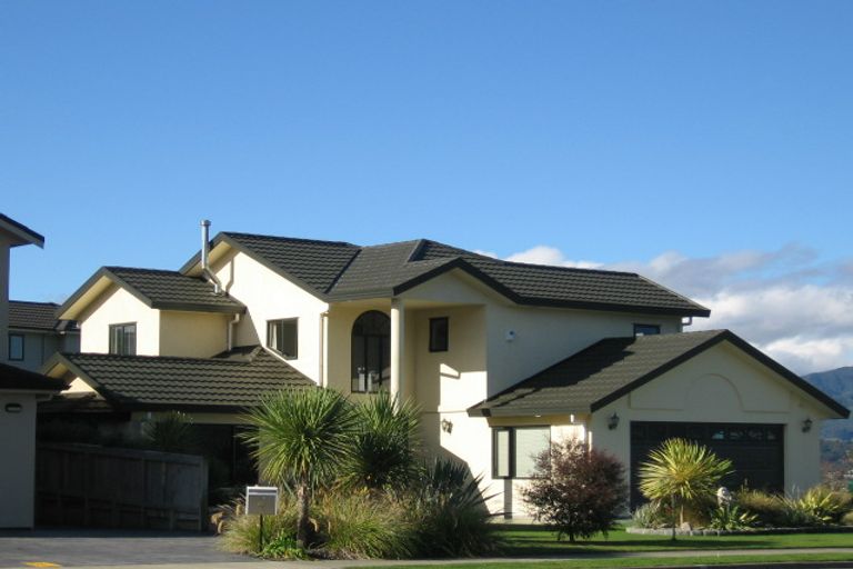 Photo of property in 2 Kirton Drive, Riverstone Terraces, Upper Hutt, 5018