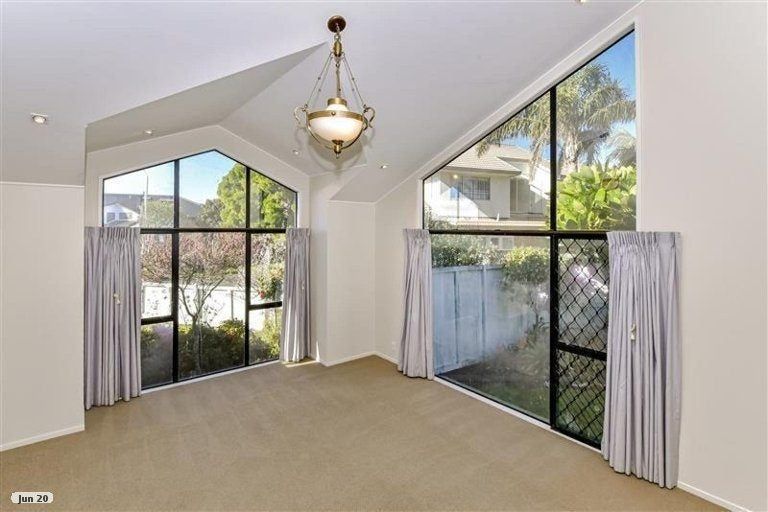 Photo of property in 20 Gillard Place, Eastern Beach, Auckland, 2012