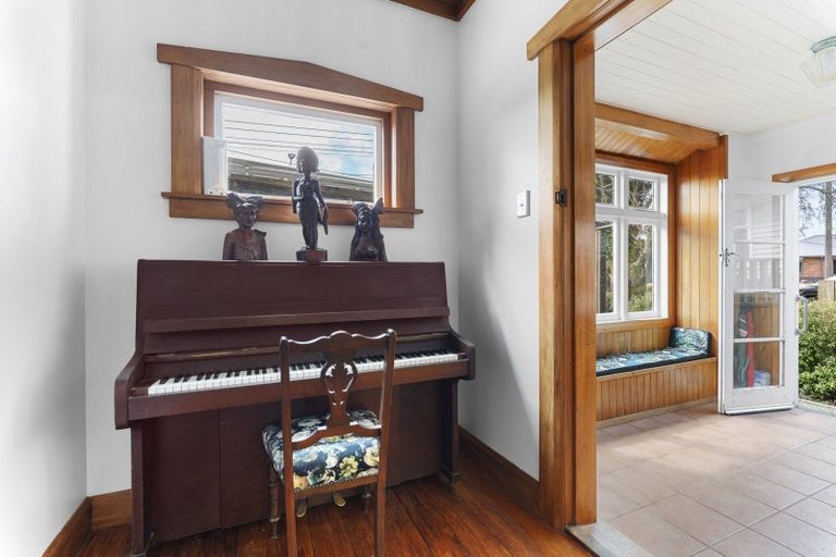 Photo of property in 5 Huatoki Street, Vogeltown, New Plymouth, 4310