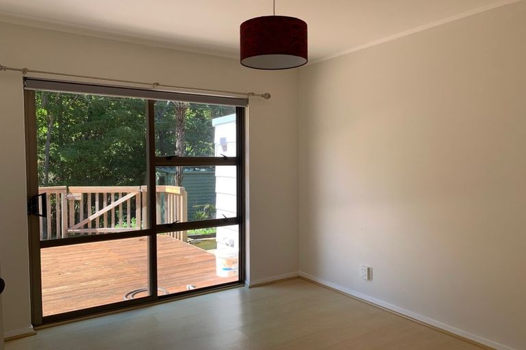 Photo of property in 2/6 Sonnenberg Way, Titirangi, Auckland, 0604