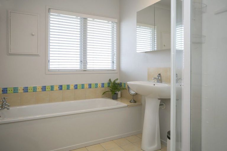 Photo of property in 1 Besley Place, Acacia Bay, Taupo, 3330
