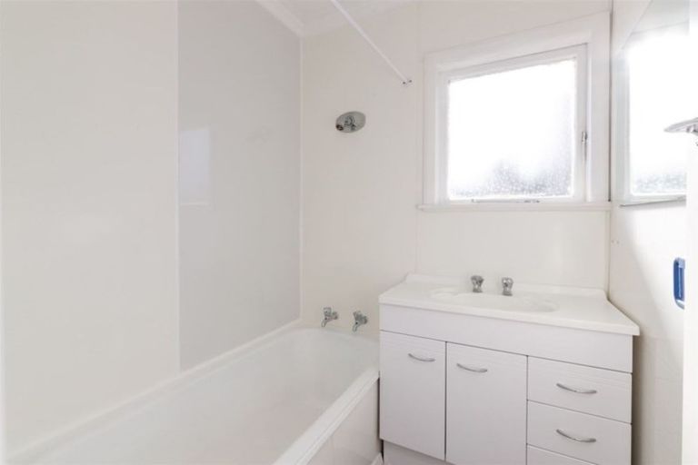 Photo of property in 17 Battersea Place, Roslyn, Palmerston North, 4414