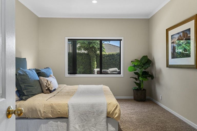 Photo of property in 92 Govett Avenue, Frankleigh Park, New Plymouth, 4310