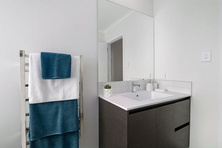 Photo of property in 1 Tuhono Lane, Northcote, Auckland, 0627