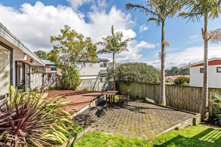 Photo of property in 2/8 Sunnynook Road, Sunnynook, Auckland, 0620