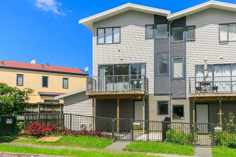 Photo of property in 3/5 John Jennings Drive, Oteha, Auckland, 0632