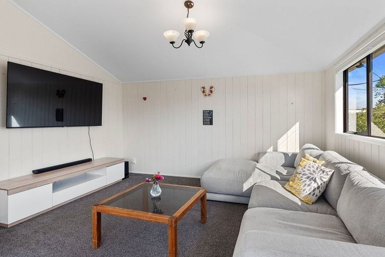 Photo of property in 2/46 Eversleigh Road, Belmont, Auckland, 0622