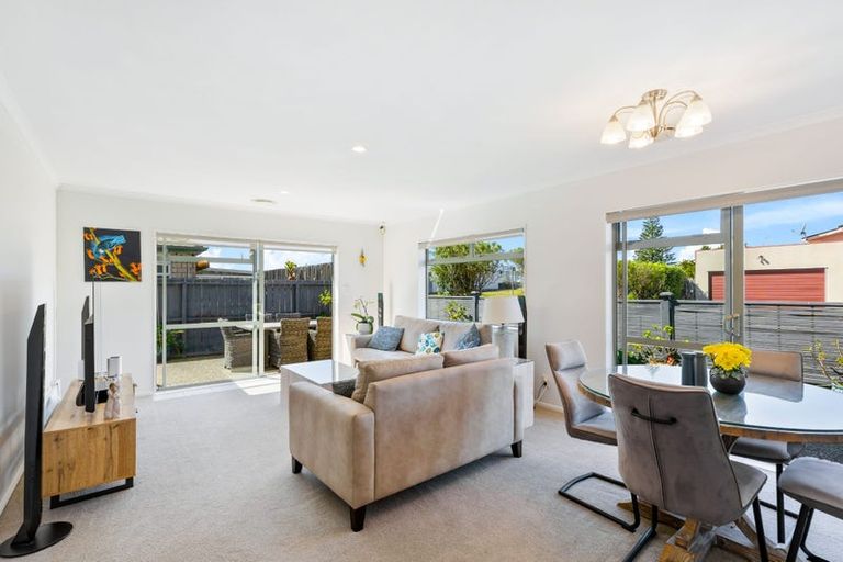 Photo of property in 19 Francis Skinner Place, Orewa, 0931