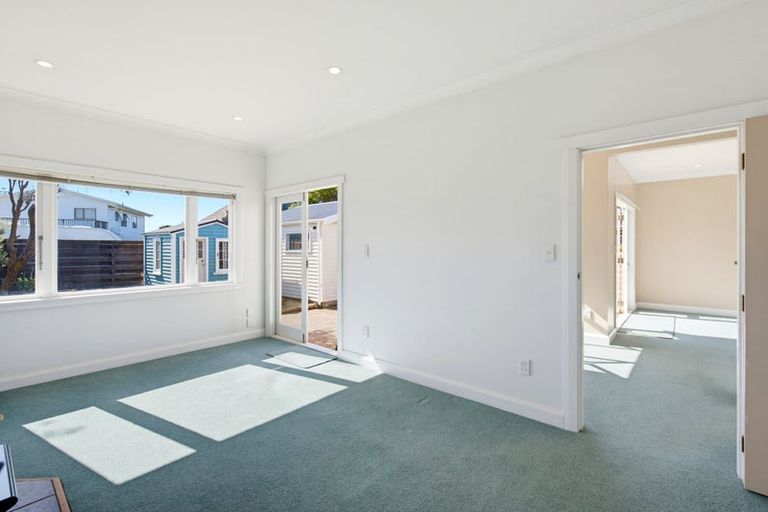 Photo of property in 6 Adrian Grove, Waikanae Beach, Waikanae, 5036