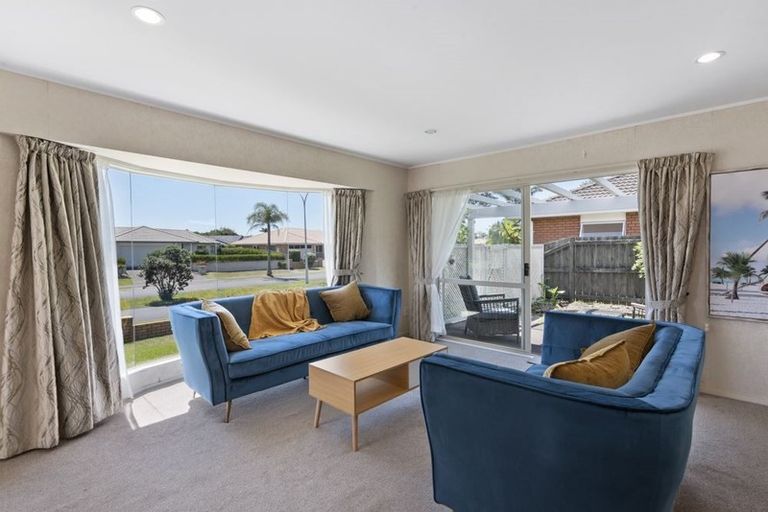Photo of property in 196 Lakeside Drive, Orewa, 0931