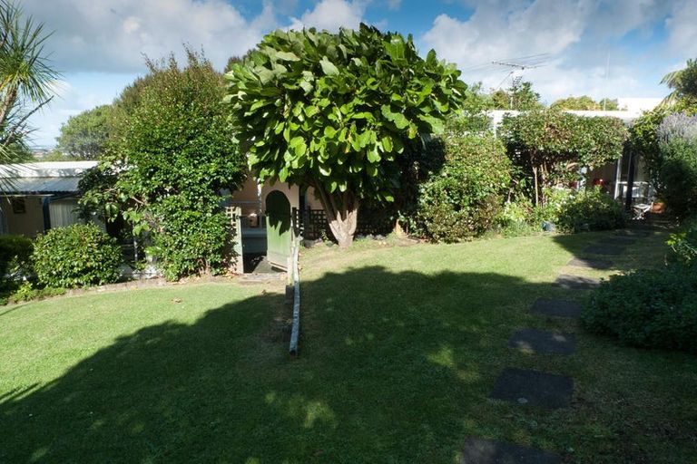 Photo of property in 9/18 Parr Terrace, Castor Bay, Auckland, 0620