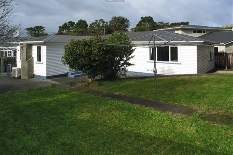 Photo of property in 106 Broderick Road, Johnsonville, Wellington, 6037