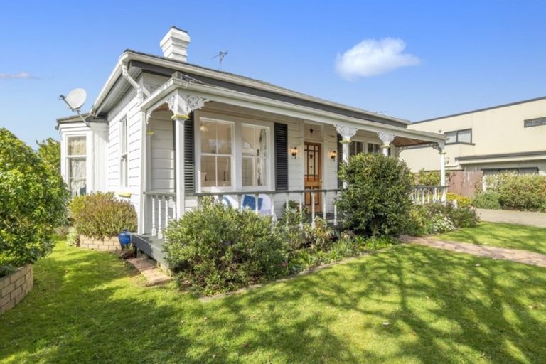 Photo of property in 90 Edgecumbe Road, Tauranga, 3110