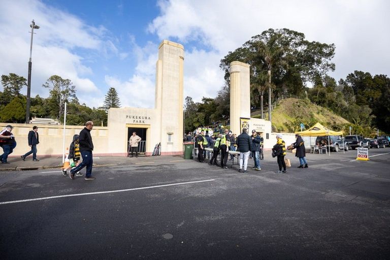 Photo of property in 10 Victoria Road, New Plymouth, 4310