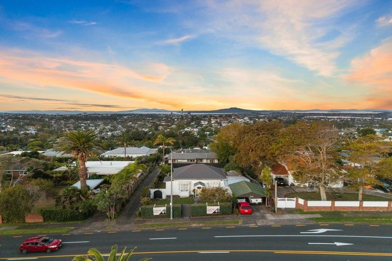 Photo of property in 133 Glenfield Road, Hillcrest, Auckland, 0626