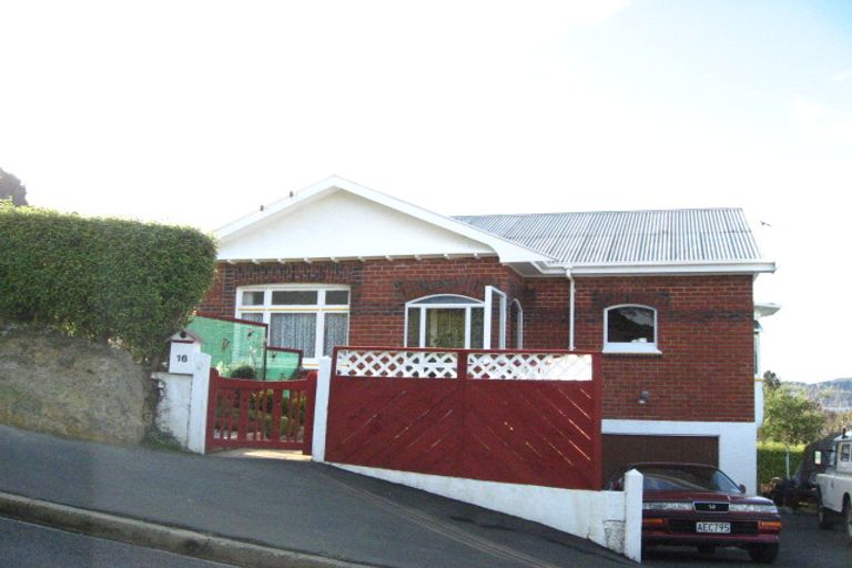 Photo of property in 16 Athol Place, Ravensbourne, Dunedin, 9022