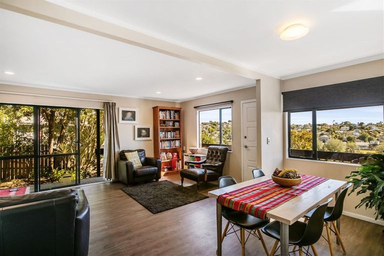 Photo of property in 2/10 Helicon Place, Totara Vale, Auckland, 0629