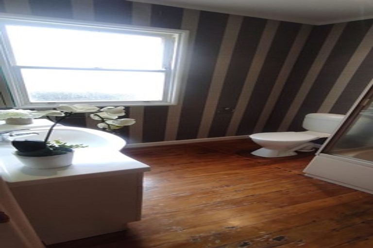 Photo of property in 24 Takutai Avenue, Bucklands Beach, Auckland, 2012