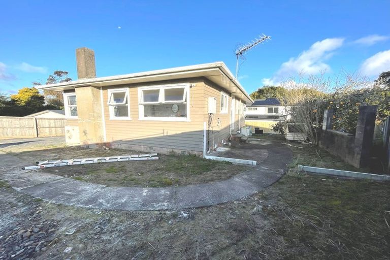 Photo of property in 15 La Rosa Street, Green Bay, Auckland, 0604