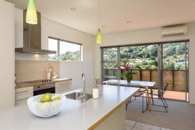 Photo of property in 43 Tiketike Way, Brooklyn, Wellington, 6021