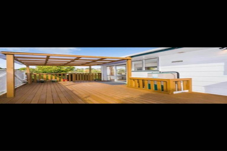 Photo of property in 19 Segedin Place, Glenfield, Auckland, 0629