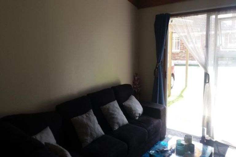 Photo of property in 2 Vera Road, Te Atatu South, Auckland, 0610