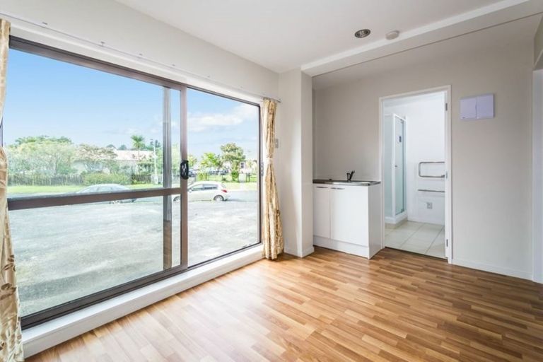 Photo of property in 4 St Catherine Crescent, West Harbour, Auckland, 0618