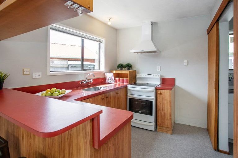 Photo of property in 2/9b Prestons Road, Redwood, Christchurch, 8051